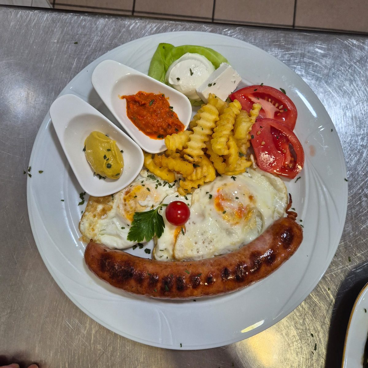 Jaja na oko i kobasica sa sirom — fried eggs & grilled sausage with cheese