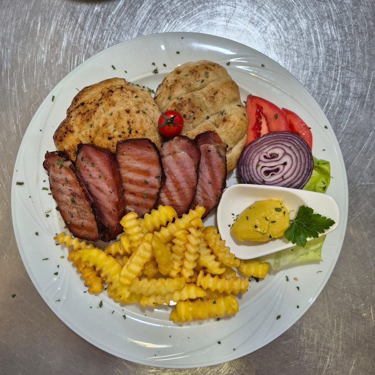 Prodimljeni lax sa pomfritom — smoked salmon with fries