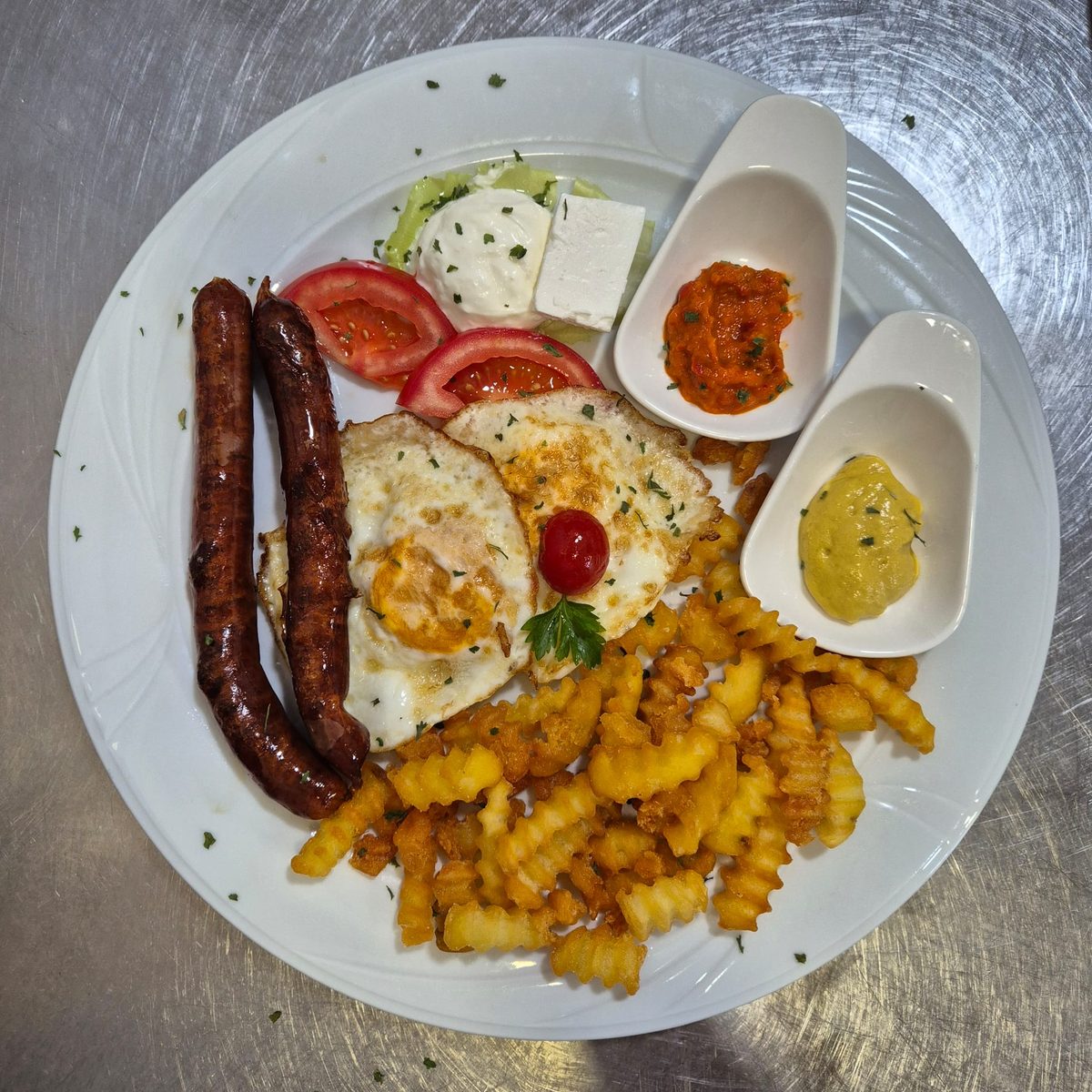 Doručak: jaja na oko sa roštiljskom kobasicom — fried eggs with grill sausage