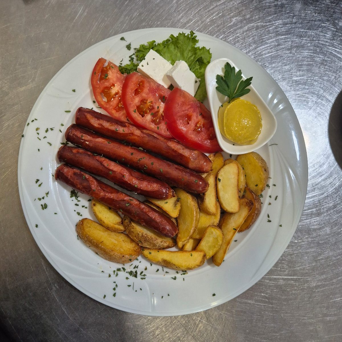 Roštiljske kobasice sa pekarskim krompirom — grill sausages with baker's potatoes