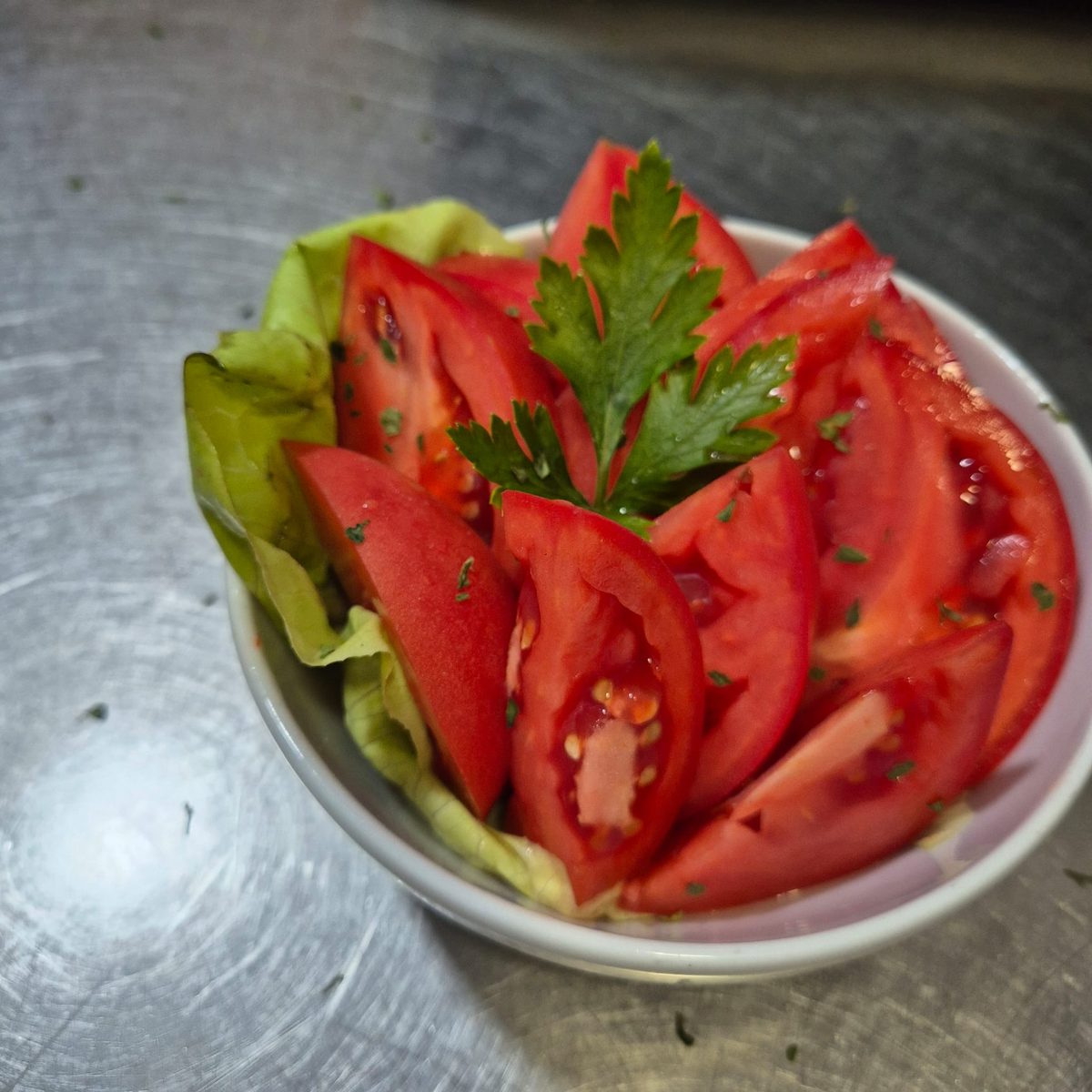 Paradajz salata — tomato salad