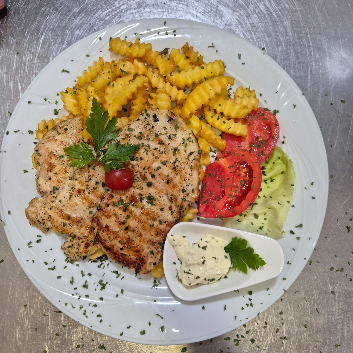 Piletina sa žara sa pomfritom — grilled chicken with fries, tomato & tartar sauce