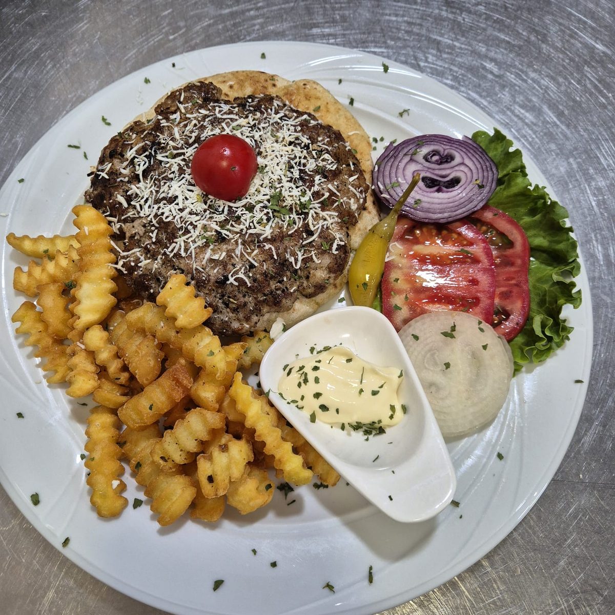 Pljeskavica sa roštilja sa pomfritom — grilled pljeskavica with fries